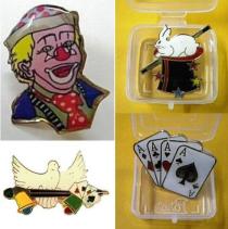 Pins clown,lapin,colombe,carte